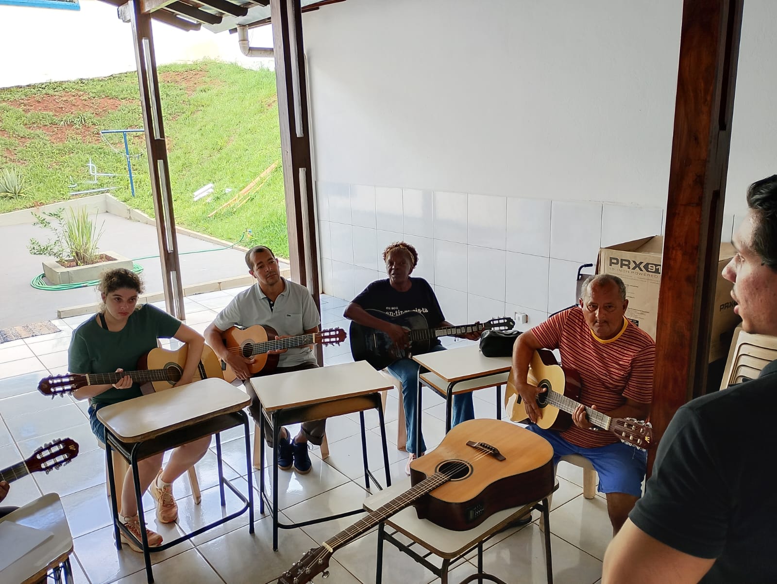 Música que Cuida: Aula de Violão no CAPS Fortalece Saúde Mental - imagem 2