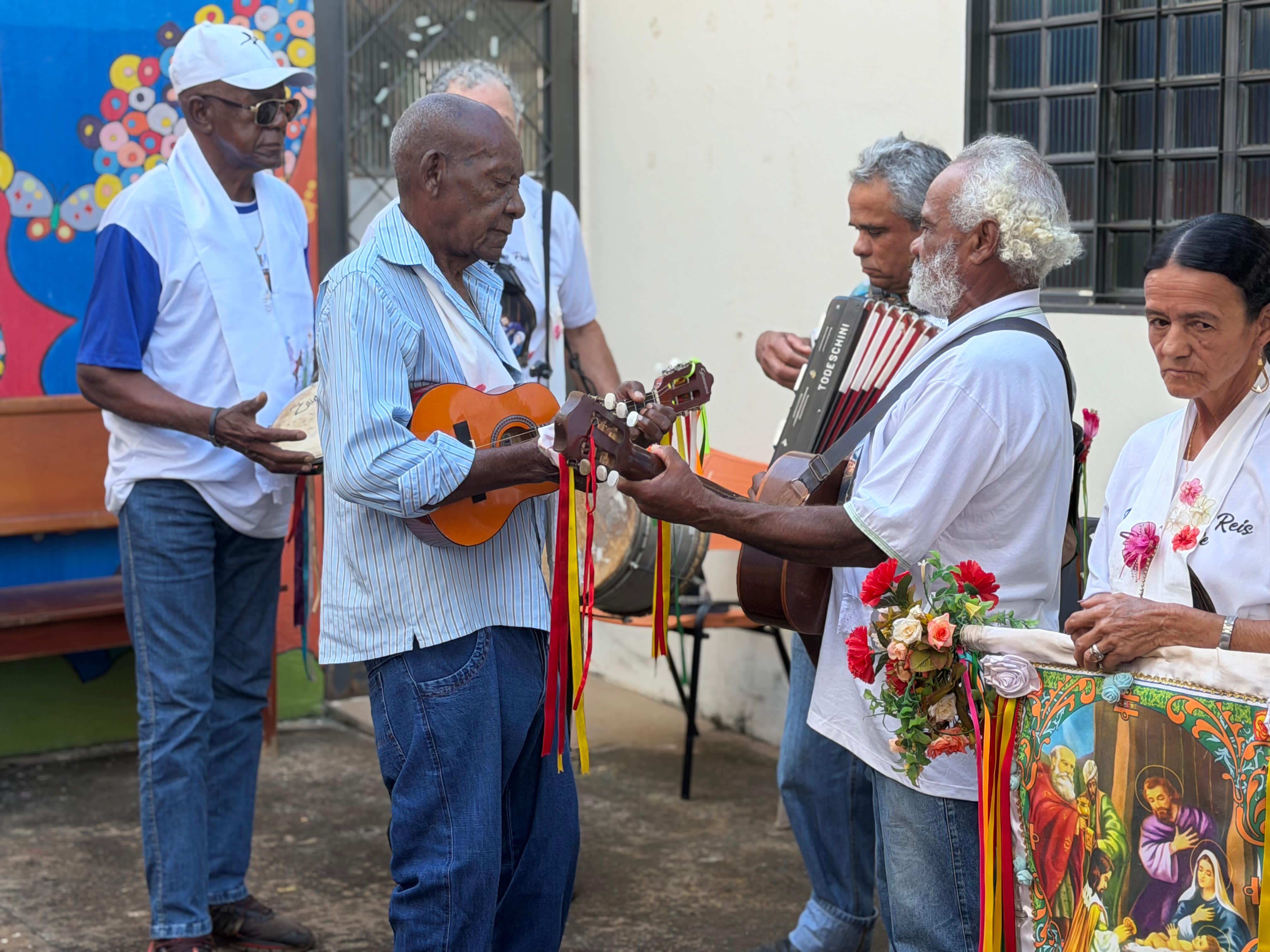 Cultura, tradição e bem-estar marcam atividade especial com apresentação de Folia de Reis